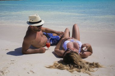 Mutlu aşıklar üzerinde romantik balayı tatil yaz tatilleri romantik eğleniyor seyahat.