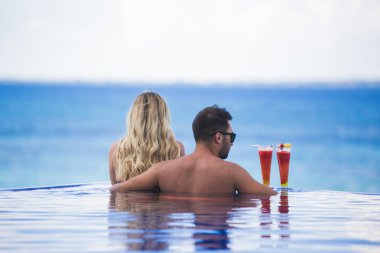 Mutlu aşıklar üzerinde romantik balayı tatil yaz tatilleri romantik eğleniyor seyahat.