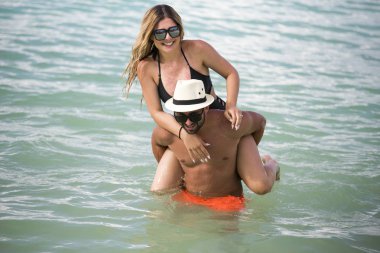 Mutlu aşıklar üzerinde romantik balayı tatil yaz tatilleri romantik eğleniyor seyahat.