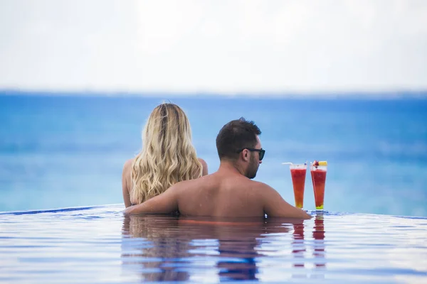 Jóvenes amantes felices en viajes románticos luna de miel divertirse en vacaciones vacaciones vacaciones verano romance . — Foto de Stock