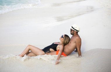 Mutlu aşıklar üzerinde romantik balayı tatil yaz tatilleri romantik eğleniyor seyahat.