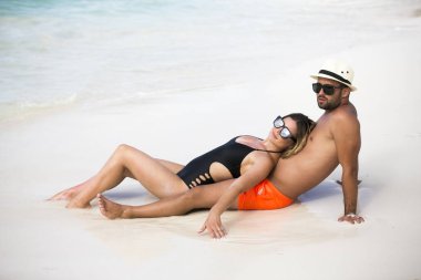 Mutlu aşıklar üzerinde romantik balayı tatil yaz tatilleri romantik eğleniyor seyahat.