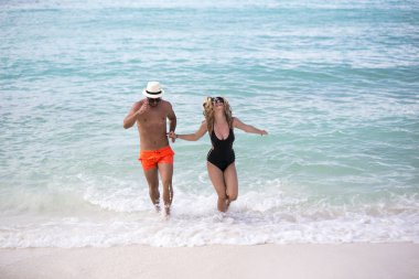 Mutlu aşıklar üzerinde romantik balayı tatil yaz tatilleri romantik eğleniyor seyahat.