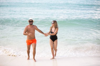 Mutlu aşıklar üzerinde romantik balayı tatil yaz tatilleri romantik eğleniyor seyahat.