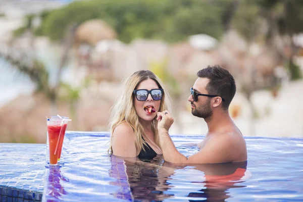 Jóvenes amantes felices en viajes románticos luna de miel divertirse en vacaciones vacaciones vacaciones verano romance . — Foto de Stock