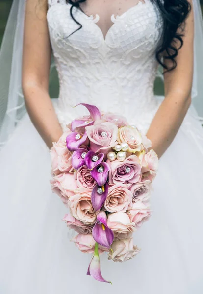 Brautstrauß in den Händen der Bräute — Stockfoto