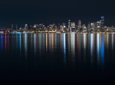 Işıklı skyscra fantastik gece panoramik kent manzaralı