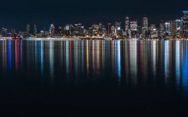 Işıklı skyscra fantastik gece panoramik kent manzaralı