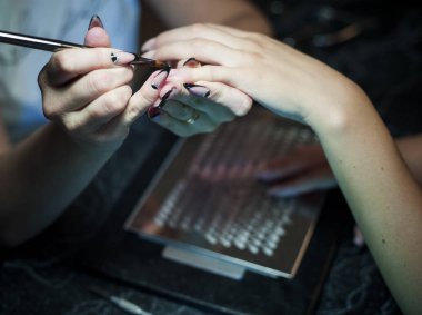 kadın bir tırnak salonu manikür bir güzellik uzmanı tarafından alma