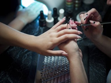 kadın bir tırnak salonu manikür bir güzellik uzmanı tarafından alma