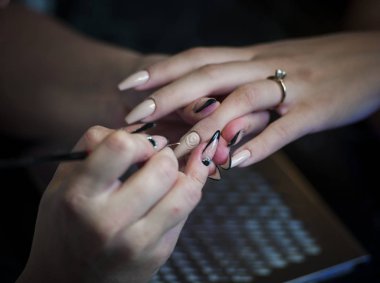 kadın bir tırnak salonu manikür bir güzellik uzmanı tarafından alma