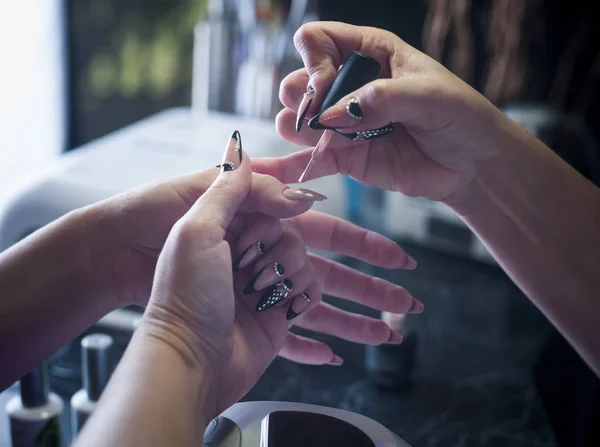 Kobieta w salon paznokci otrzymania przez kosmetyczki manicure — Zdjęcie stockowe