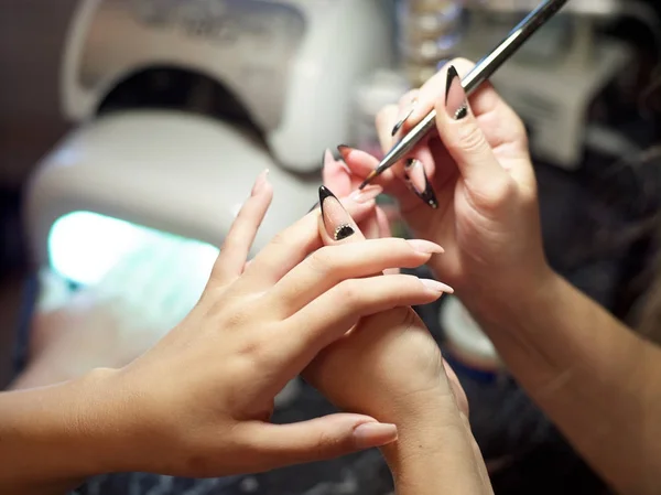 Kobieta w salon paznokci, otrzymujących manicure przez kosmetyczkę z kobietą, pilnik do paznokci — Zdjęcie stockowe