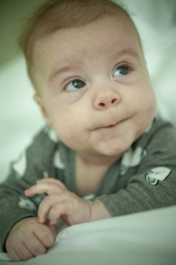 4 aylık çocuğun portresini kapat.