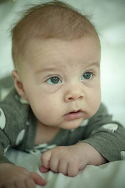 4 aylık çocuğun portresini kapat.