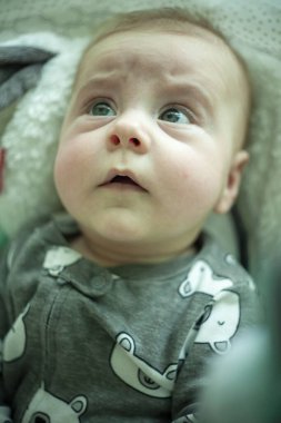 4 aylık çocuğun portresini kapat.