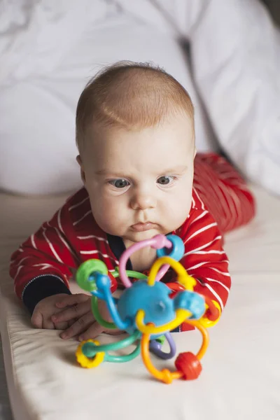 Zblízka Portrét Novorozený Chlapeček Hrající Hračku — Stock fotografie
