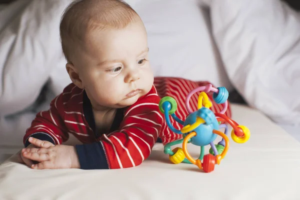 Zblízka Portrét Novorozený Chlapeček Hrající Hračku — Stock fotografie