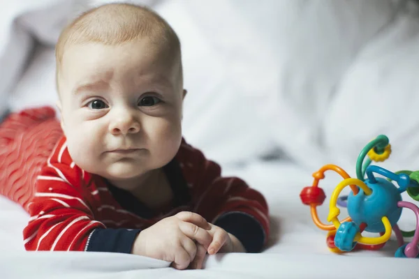 閉じますポートレート 新生児男の子遊びおもちゃ — ストック写真