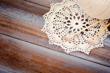 Bardak altlığı peçete ahşap arka plan üzerinde tığ işi