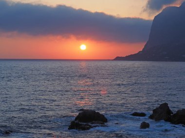 Denizde güzel bir gün batımı. Rusya