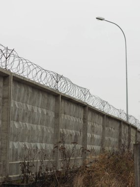 Dikenli telli tuğla çit