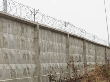 Dikenli telli tuğla çit