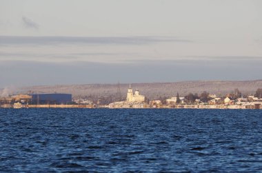 gölün karşı kıyısında