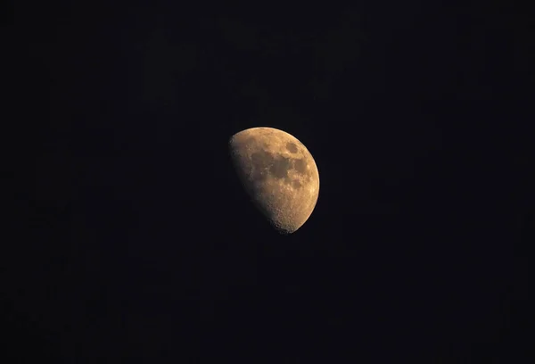月亮在黑色的天空 — 图库照片