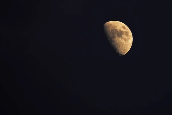 Moon på en svart himmel — Stockfoto