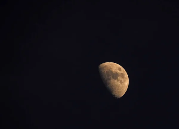 Moon på en svart himmel — Stockfoto