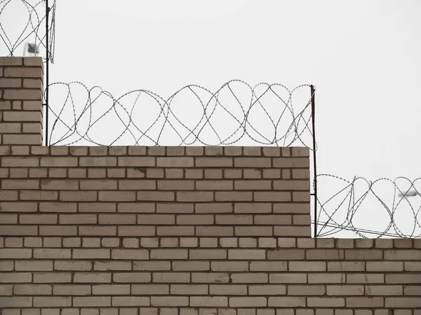 Brick fence with barbed wire — Stock Photo, Image