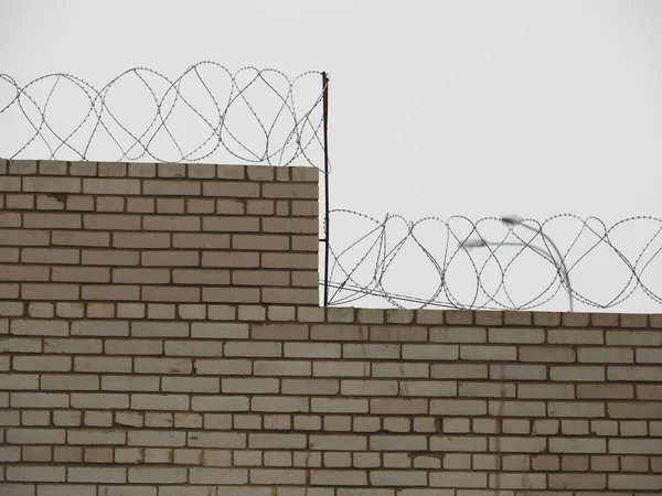 Brick fence with barbed wire — Stock Photo, Image