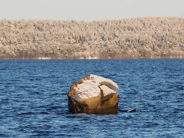 湖中的冰冻石 — 图库照片