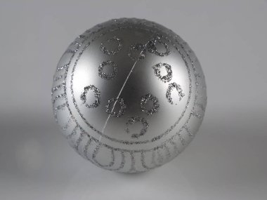 Gri bir arka plan üzerinde Noel dekorasyon