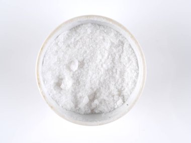 Beyaz bir arka plan üzerine tuz