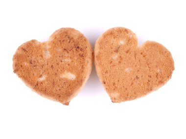 Beyaz bir arka plan üzerinde kalp şeklinde kurabiye