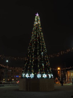 Geceleyin şehirde Noel ağacı