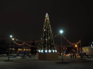 Geceleyin şehirde Noel ağacı