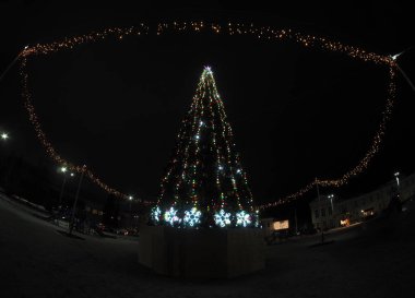 Geceleyin şehirde Noel ağacı