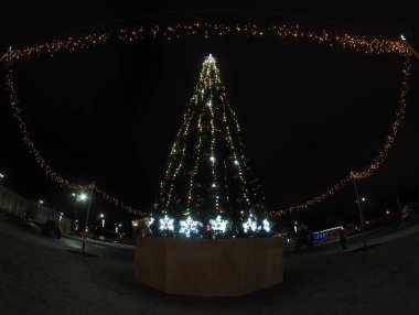 Geceleyin şehirde Noel ağacı