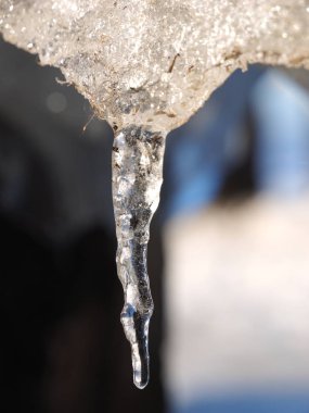 Soğuk kışta şeffaf buz saçakları