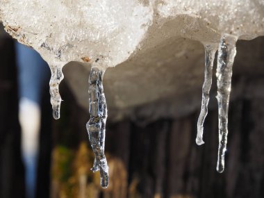 Soğuk kışta şeffaf buz saçakları