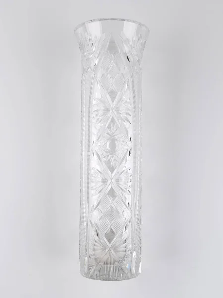 Kristallen vaas is grijze achtergrond — Stockfoto