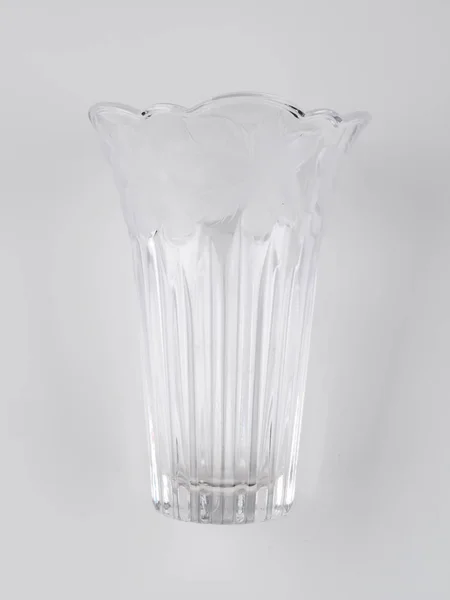 Хрустальная ваза серый фон — стоковое фото
