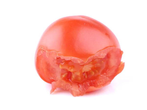 Укушенный красный помидор на белом фоне — стоковое фото