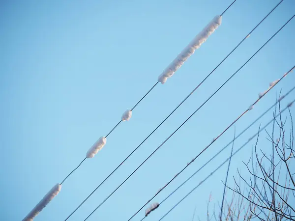 Fils électriques dans la glace — Photo