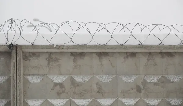 Drut kolczasty na ogrodzeniu w śniegu — Zdjęcie stockowe