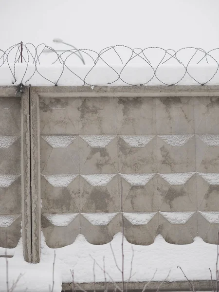 Prikkeldraad op een hek in de sneeuw — Stockfoto