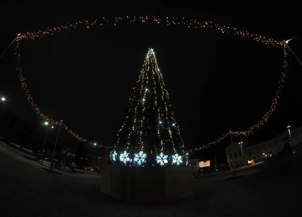 Χριστουγεννιάτικο δέντρο στην πόλη τη νύχτα — Φωτογραφία Αρχείου